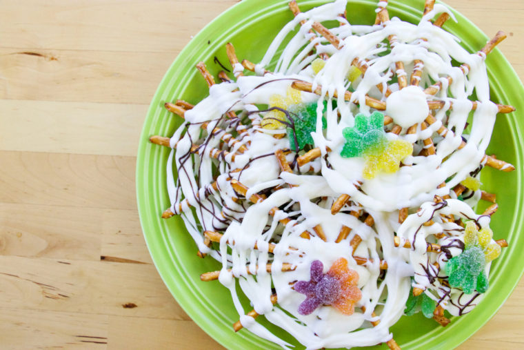Easy 3-Ingredient Spooky Pretzel Spiderwebs Easy 3-Ingredient Spooky Pretzel Spiderwebs